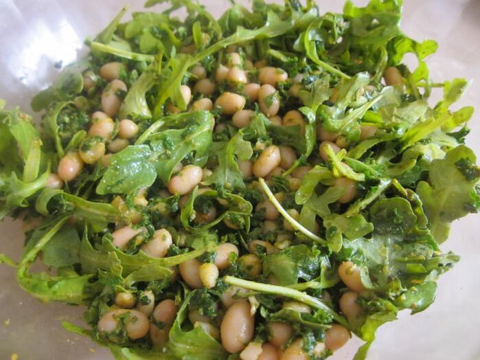 Salade de roquette et pignons de pin pour la puissance